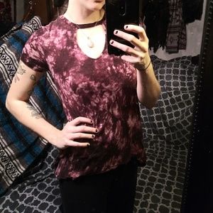 Loose T-shirt With Choker Cut Out